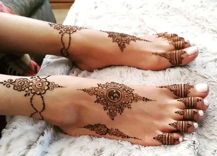 Mandala styled mehndi on both feet with toe ring detailing